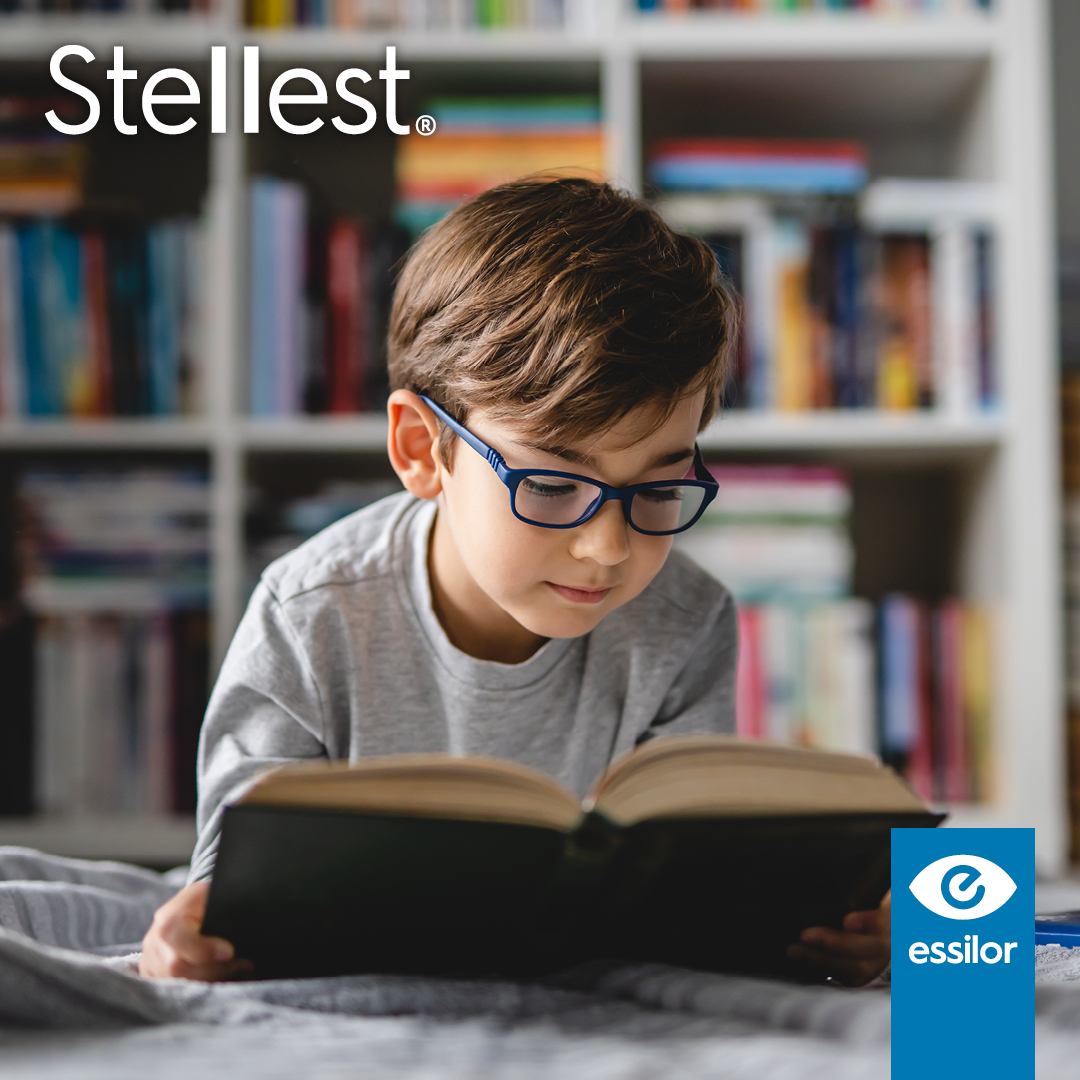 Essilor_Stellest FB vizuali 3 Dječak s naočalama čita knjigu